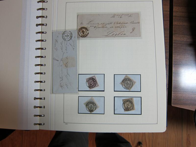 0019 (68).JPG -     Lote:    19      Marcofilia      Lotes Especiais       Descrição:         Portugal. Colecção especializada de carimbos de duplo círculo, tipo 1852, montada em 4 álbuns Lindner, com selos de diversas emissões e cartas, com estudo minucioso de cada marca. Lote a ver.         Lote       Valor Base:     &euro; 2.500,00     Valor Venda:     Retirado     